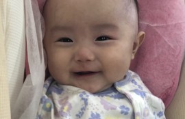 微笑んでいる赤ちゃんの画像