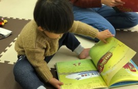 絵本を読んでいる子供の画像