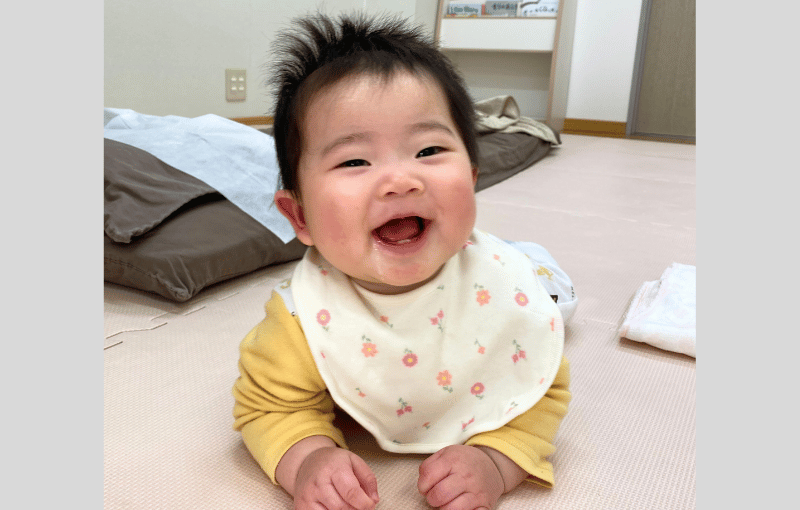 ニコニコ笑っている赤ちゃん